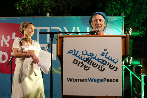 פרומן עם כלתה מיכל בעצרת של נשים עושות שלום מול בית ראש הממשלה בירושלים, 2016 (צילום: עמית שאבי)