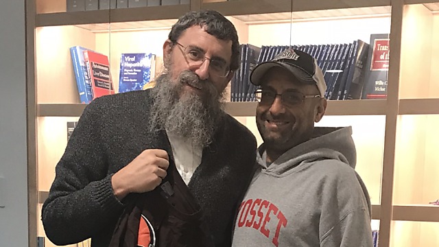 הרב אפרים סימון ואדם לביץ' (Chabad.org/News)