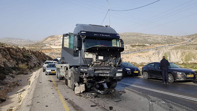 תאונת דרכים בין משאית לרכב פרטי על כביש 60 סמוך לכוכב יעקב (צילום: דוברות כבאות והצלה מחוז יו