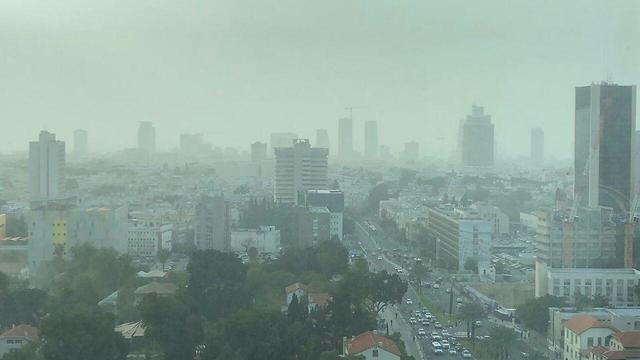 סופת אבק מעל תל אביב (צילום: משרד הגנת הסביבה)