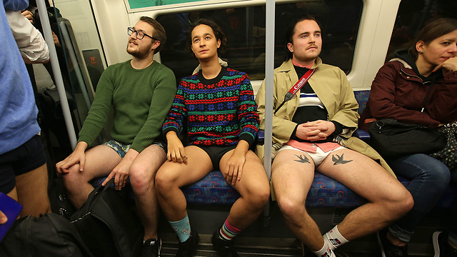 יום ב תחתונים ב רכבת תחתית ברכבות התחתיות בריטניה לונדון (צילום: AFP)