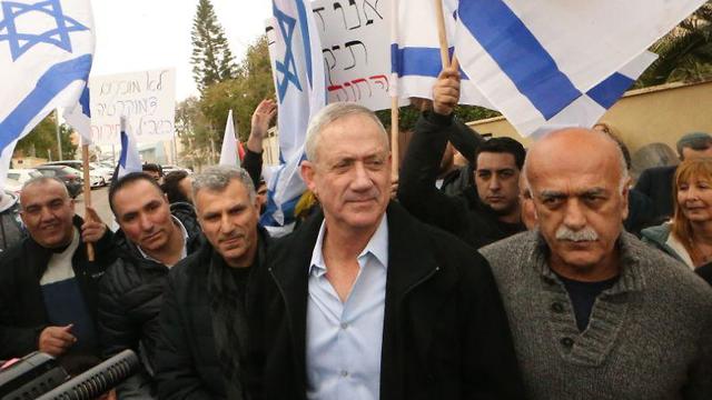 Benny Gantz with Druze protesters outside his home (Photo: Motti Kimchi)