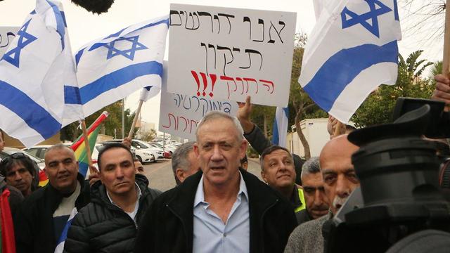 Benny Gantz talks to protesters against the Nation-State Law outside his home (Photo: Motti Kimchi)