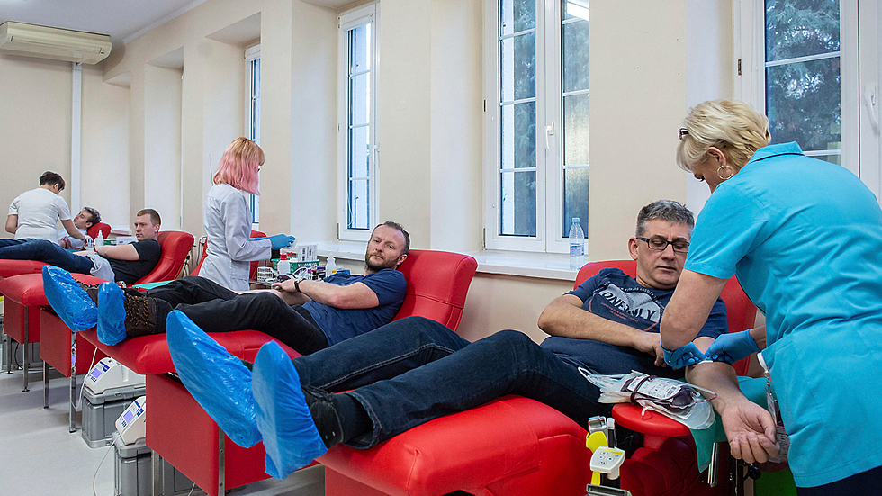 פולין תושבי העיר גדנסק תורמים דם לראש העיר פאבל אדמוביץ' שנדקר (צילום: AP)