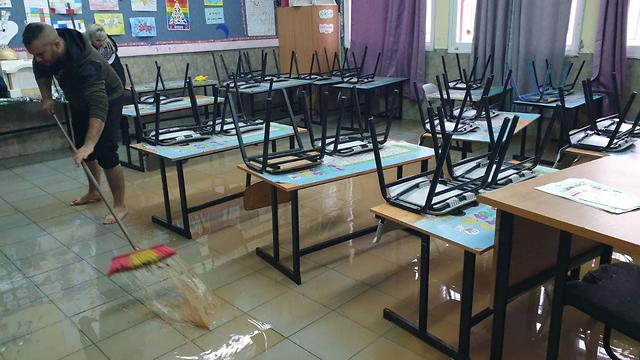 נזקים בבית ספר שהוצף בעקבות הגשם בטמרה ()