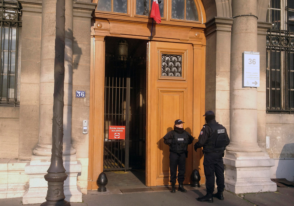שוטרים נאשמים באונס תיירת במטה המשטרה ב פריז צרפת (צילום:  AP)