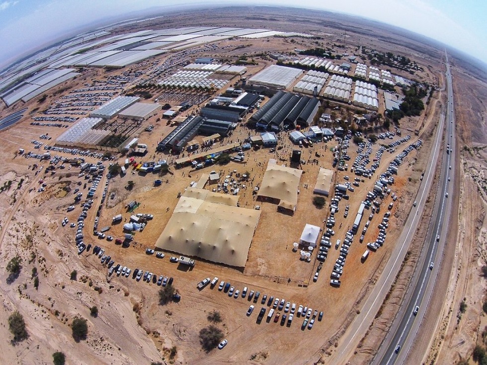 צילום אוויר של התערוכה החקלאית בערבה (צילום: גלעד ליבני)