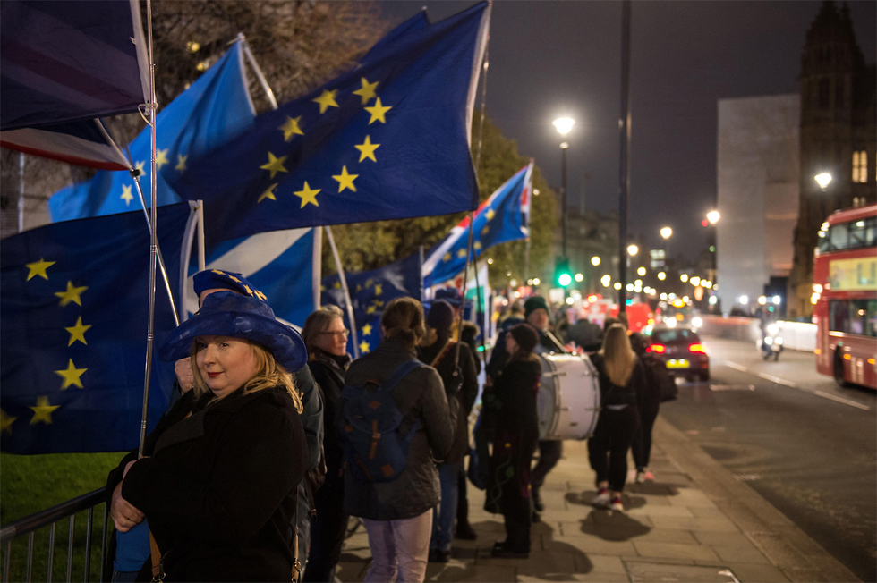 תומכי האיחוד האירופי מפגינים מחוץ לפרלמנט ב לונדון בריטניה (צילום: AFP)