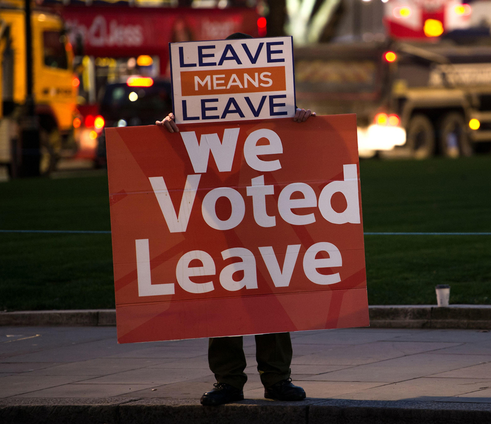 תומך ברקזיט מפגין מחוץ לפרלמנט לונדון בריטניה (צילום: AFP)