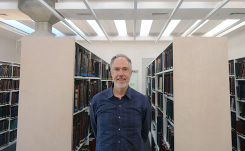 רוברט דאוסון בבית אריאלה בת''א. מדובר באובססיה לספריות, הוא מודה (צילום: מיכאל יעקובסון)