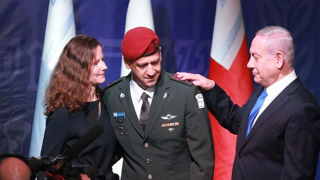 Kochavi receives his lieutenant general ranks from Prime Minister and Defense Minister Netanyahu and from his wife (Photo: Motti Kimchi)