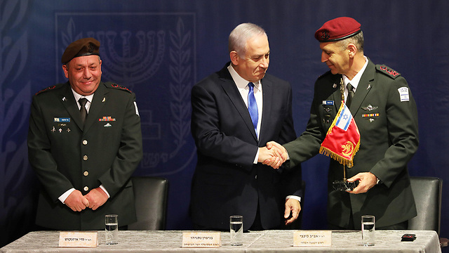 Outgoing IDF chief Gadi Eisenkot looks on as Prime Minister and Defense Minister Netanyahu shakes hands with new IDF Chief of Staff Aviv Kochavi (Photo: Reuters)