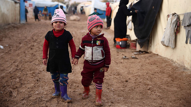 סוריה חלב ילדים במחנה פליטים ליד גבול טורקיה (צילום: AFP)