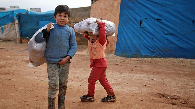 סוריה חלב ילדים במחנה פליטים ליד גבול טורקיה (צילום: AFP)