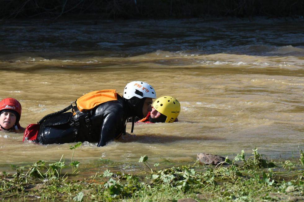צוותי יחידות החילוץ מתאמנים במים סוערים בירדן ההררי (צילום: אביהו שפירא)