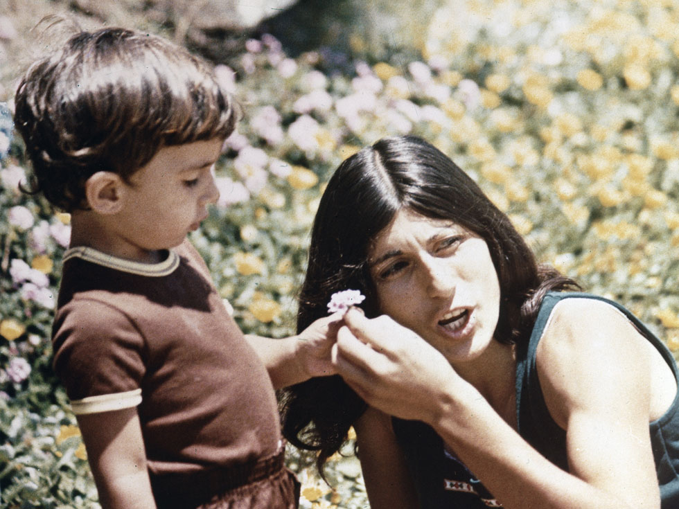 "האהבה של הקהל תמיד החזירה אותי למסלול". עם בנה ירון, 1976 (צילום: AP)