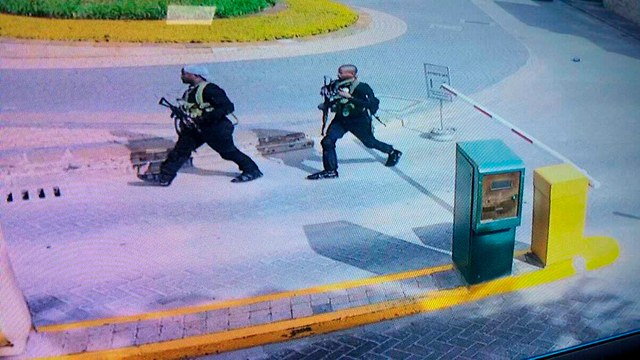 מחבלים מ ארגון הטרור א-שבאב ב פיגוע ב מלון ב ניירובי בירת קניה (צילום: AP)