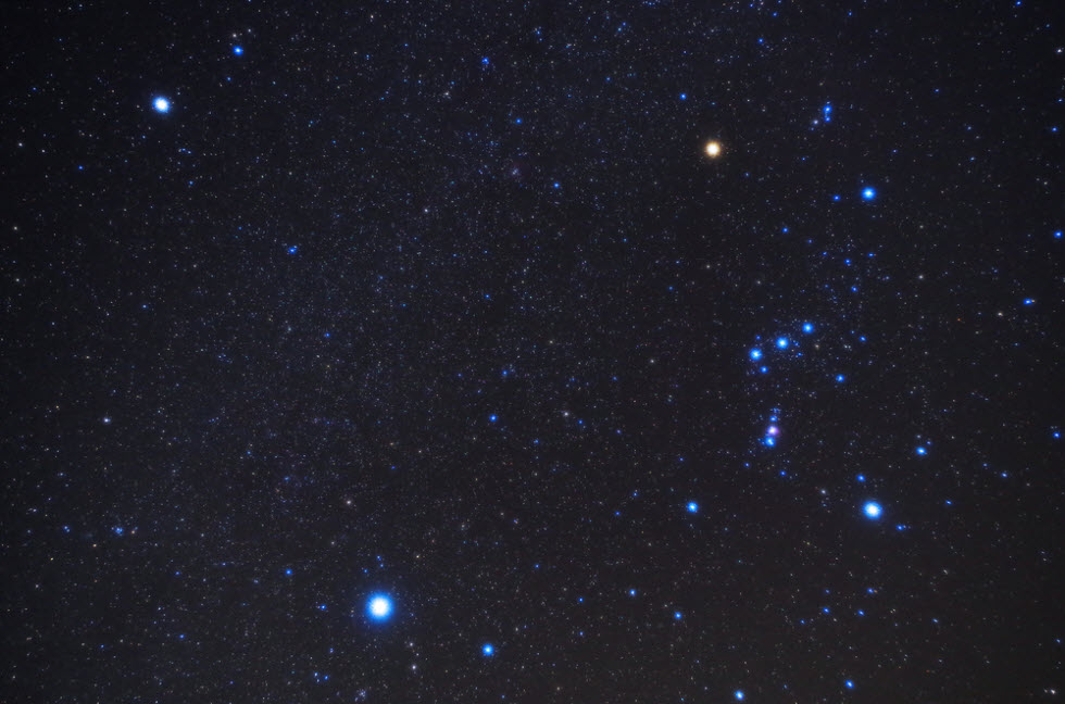 קבוצת אוריון. כוכב סיריוס נראה בצדה השמאלי התחתון של התמונה. אם תשימו לב תוכלו להבחין בערפילית אוריון הגדולה הקצה התחתון של החץ שבקבוצת אוריון.  (צילום: shutterstock)