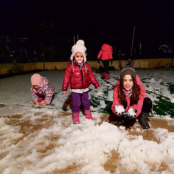 המראה הרטוב. ילדים משחקים בשלג