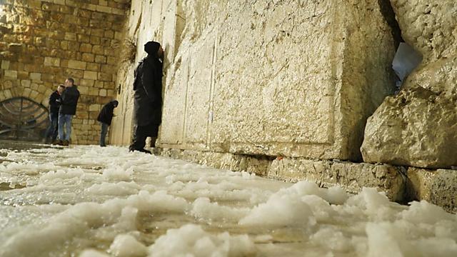 Снег у Котеля (Стены плача) в Иерусалиме. Фото: Фонд сохранения наследия Стены плача