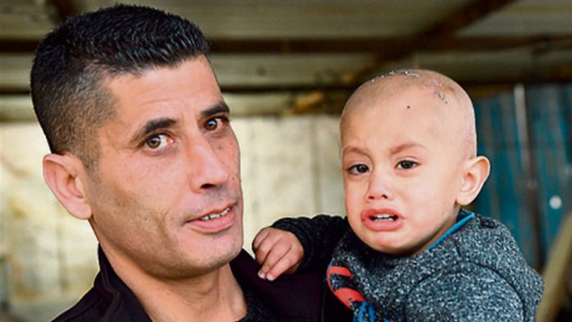 Малыш Махмуд Бахири с отцом. Фото: Хаим Оренштейн