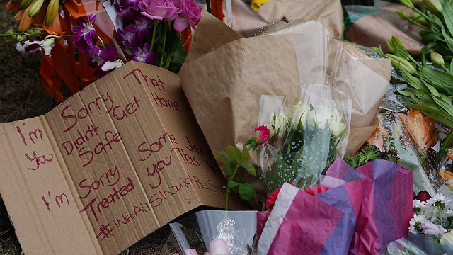 פרחים פינת זיכרון ל איה מסארוה ליד מרכז קניות ב מלבורן אוסטרליה (צילום: EPA)