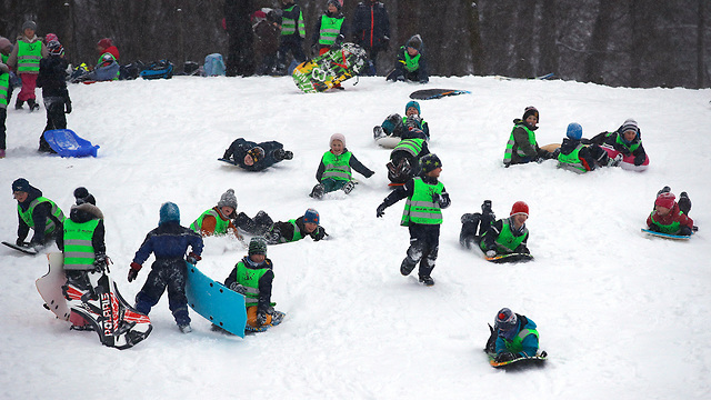 ילדים משחקים ב שלג אוסלו נורבגיה (צילום: EPA)