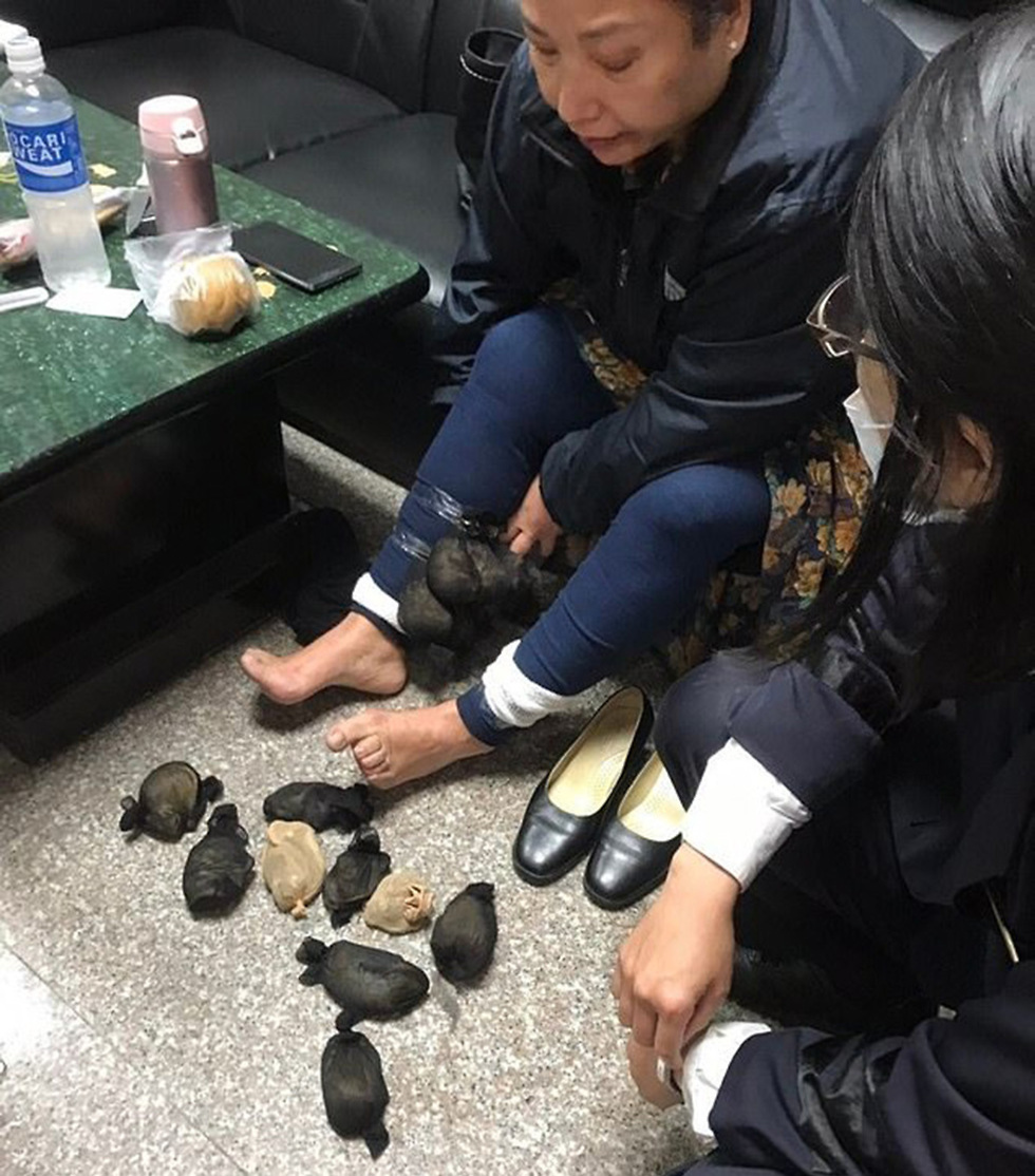 אישה ב טייוואן נתפסה עם 24 גרבילים מתחת לחצאית ()