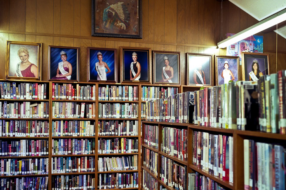 בעיירה Cass Lake במינסוטה, משמשת הספרייה העירונית לתצוגת מלכות היופי של העיירה לדורותיהן. כולן לבנות (אף ששיעור השחורים ביישוב הוא מחצית מהאוכלוסייה הכללית) (צילום: Robert Dawson)