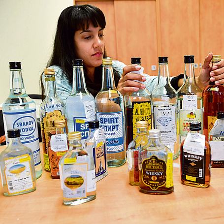 Майя Рабани проверяет подозрительный алкоголь. Фото: Хаим Оренштейн