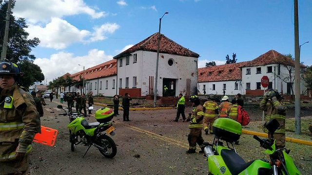 פיצוץ מכונית תופת בית ספר ל שוטרים בוגוטה קולומביה פיגוע (צילום: AP)
