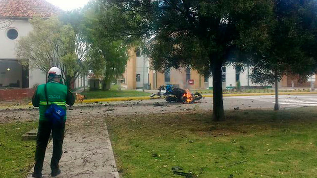 פיצוץ מכונית תופת בית ספר ל שוטרים בוגוטה קולומביה פיגוע (צילום: AP)