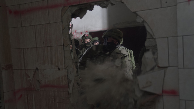 Бойцы ЦАХАЛа в доме террориста в деревне Ята. Фото: пресс-служба ЦАХАЛа