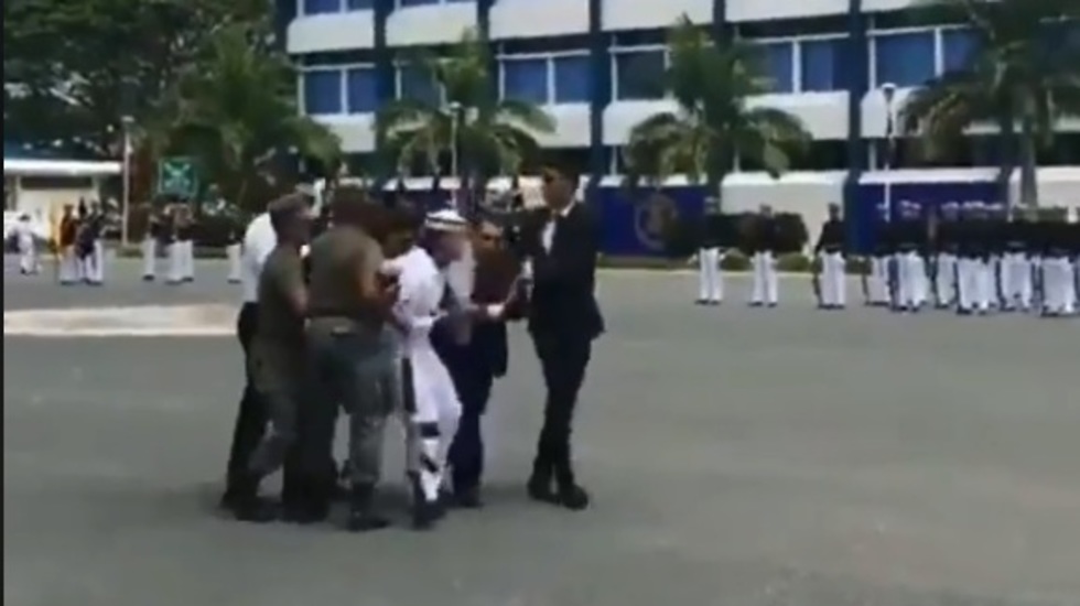 טירונית רוצה לעזוב טקס צבא חיל הים אקוודור  ()