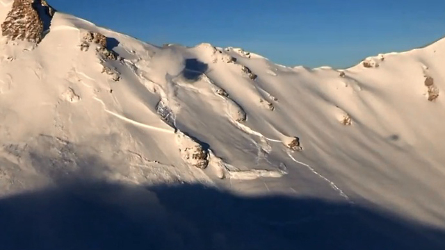 מפולת שלג שלגים מבוקרת באלפים השוויצרים שווייץ (צילום: רויטרס)