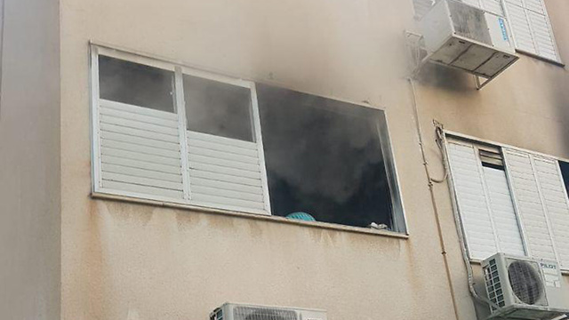 הדירה בה פרצה הדליקה (צילום: דוברות כבאות והצלה מחוז חוף)