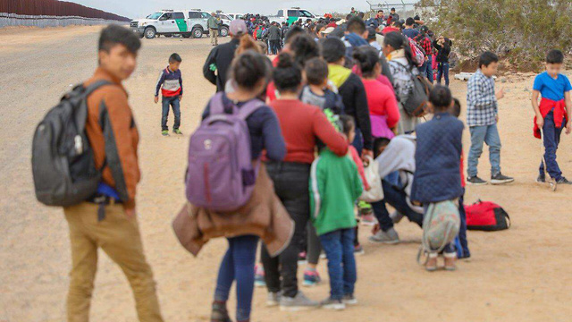 מאות מהגרים חוצים באופן לא חוקי את הגבול ממקסיסקו לארה