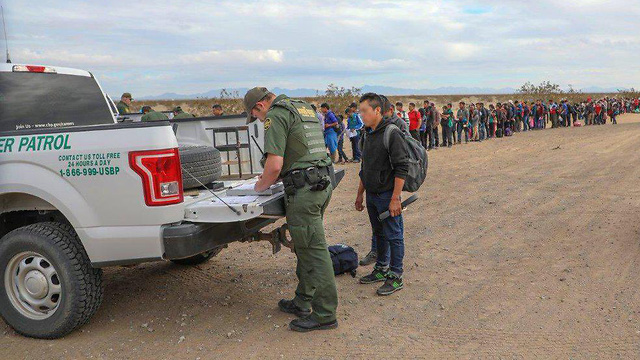 מאות מהגרים חוצים באופן לא חוקי את הגבול ממקסיסקו לארה