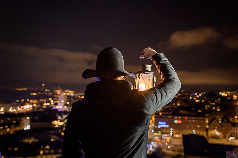 מרקו שומר הלילה מגדל בעיר לוזאן שווייץ  (צילום: AFP)