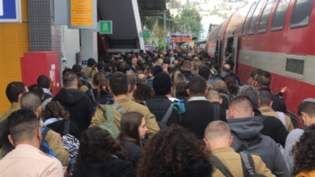 Crowds at Haifa rail station (Photo: Shaked Lahis)
