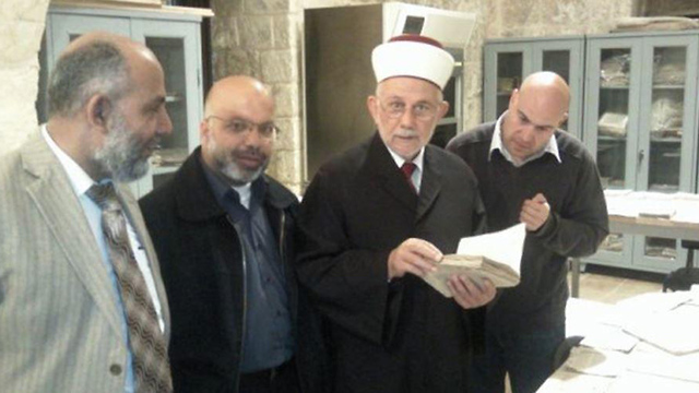 נאג'ח בכיראת (משמאל) לצידו של אחמד אטון חבר המועצה המחוקקת של חמאס ()