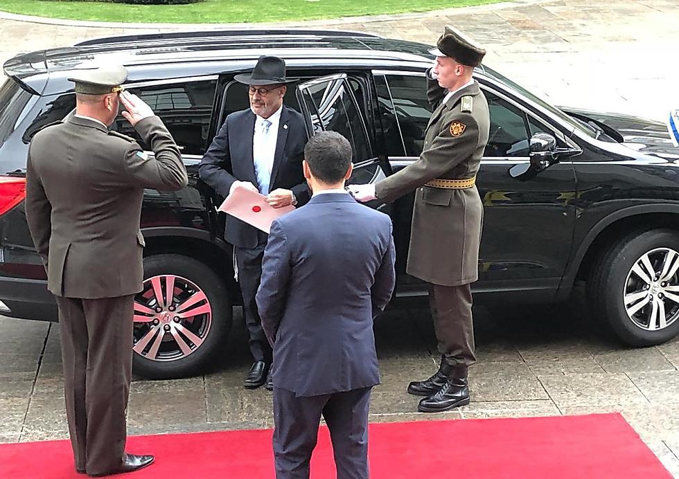 Йоэль Лион прибывает во дворец президента Украины. Фото: пресс-служба президентского дворца