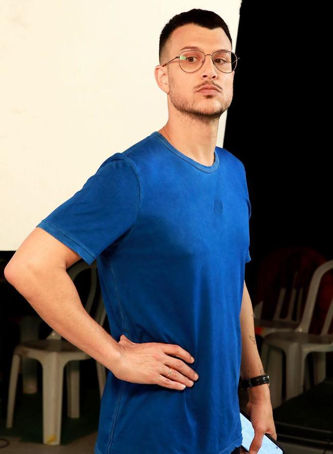 קשיים מתחת לחיוך. אסי עזר (צילון: איציק בירן) קשיים מתחת לחיוך. אסי עזר (צילון: איציק בירן)