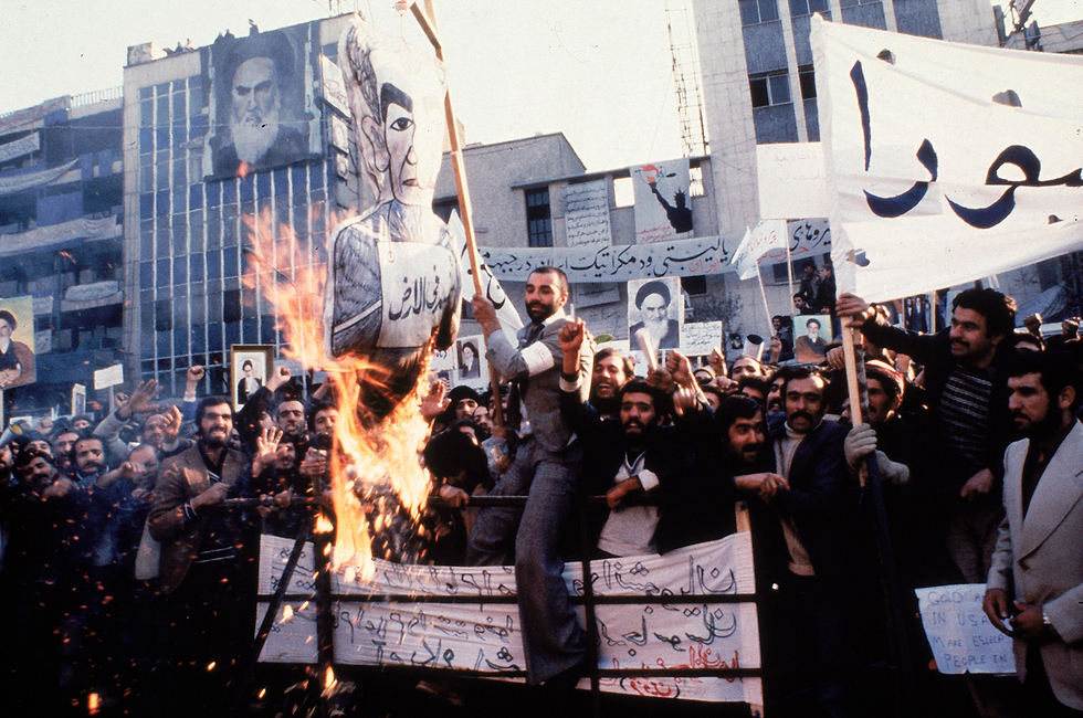 המהפכה האיסלאמית הפגנה מול שגרירות ארה