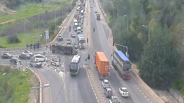 המשאית מתהפכת (צילום: נתיבי ישראל)