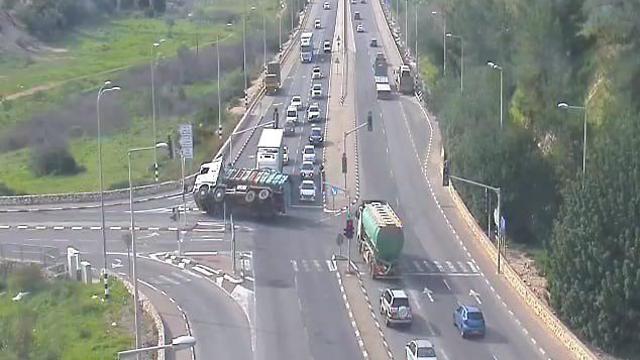 המשאית מתהפכת (צילום: נתיבי ישראל)