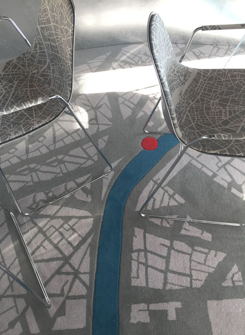 דוגמת השטיח היא מפת פריז, כשבמרכזה נקודת העגינה של המסעדה (צילום: courtesy of INTERWARE)