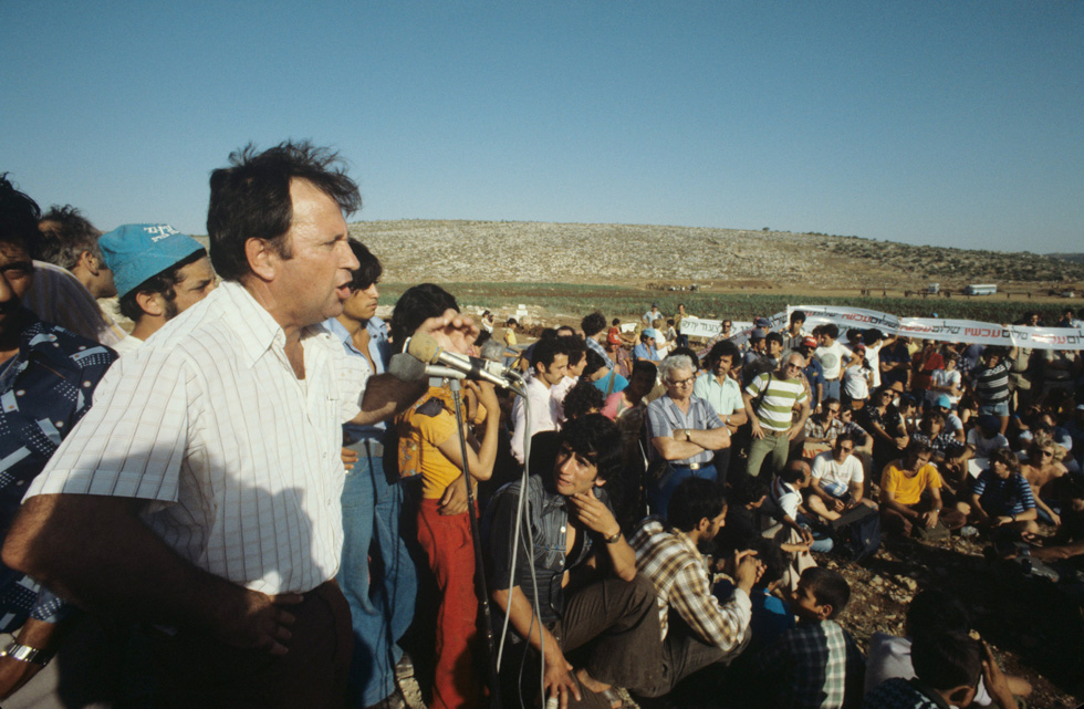 מאיר פעיל (משמאל) מפגין עם אנשי שלום עכשיו נגד מתנחלים באלון מורה, 1979. "הסכמתי עם השקפת העולם שלו" (צילום: דוד רובינגר)