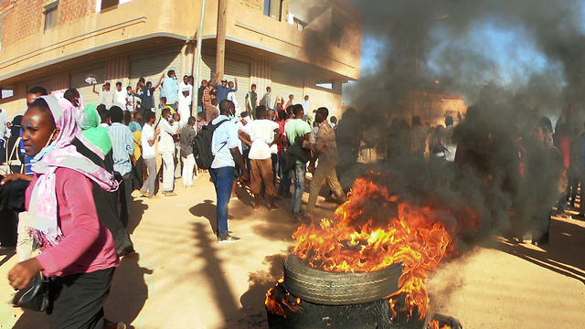 סודן הפגנות נגד רודן עומר אל באשיר עומאר אל בשיר (צילום: רויטרס)