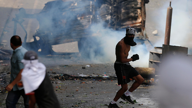 עימותים בין מפגינים ל צבא ונצואלה אחרי ניסיון הפיכה (צילום: AP)